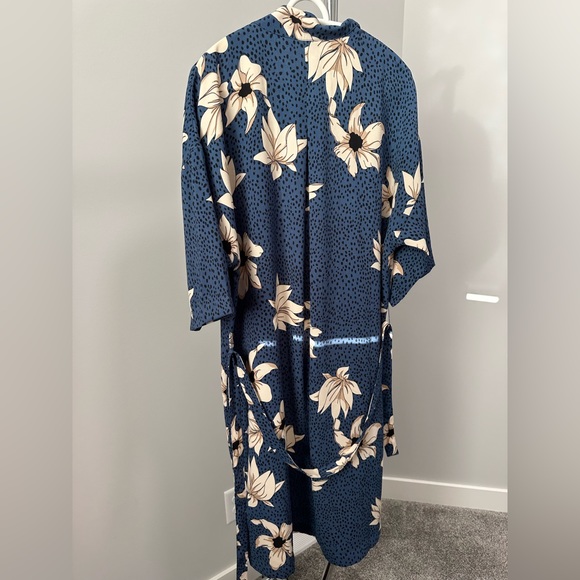 NWT floral abstract print kimono top with belt - Picture 2 of 3